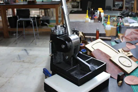 Döner kafa deri kesim presi